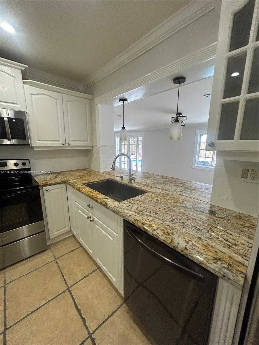 Small Image of 1320 SOUTH WEST 102ND CT, Miami Number 3