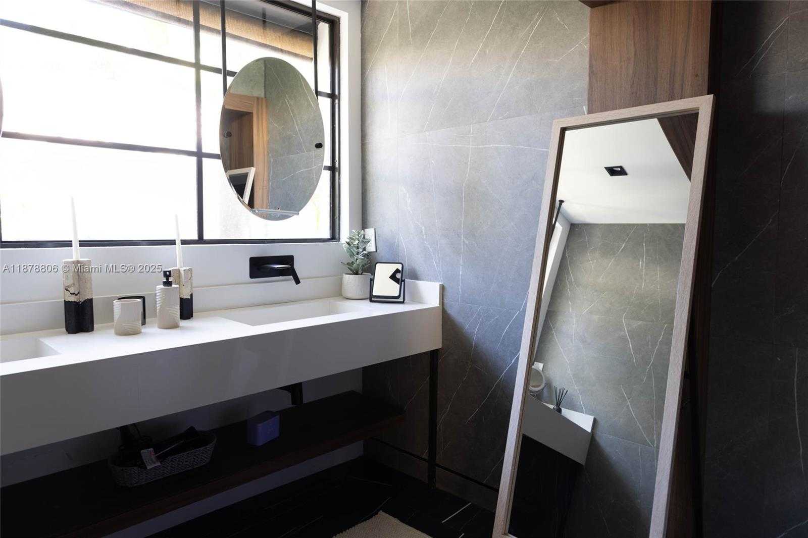 Small Image of 2500 BAYVIEW DR, Fort Lauderdale Number 34