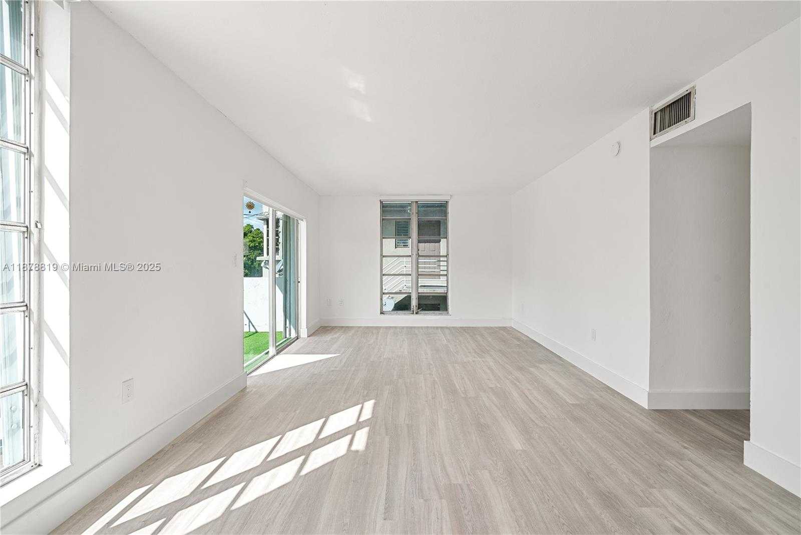 Small Image of 8305 CRESPI BLVD #2D, Miami Beach Number 3