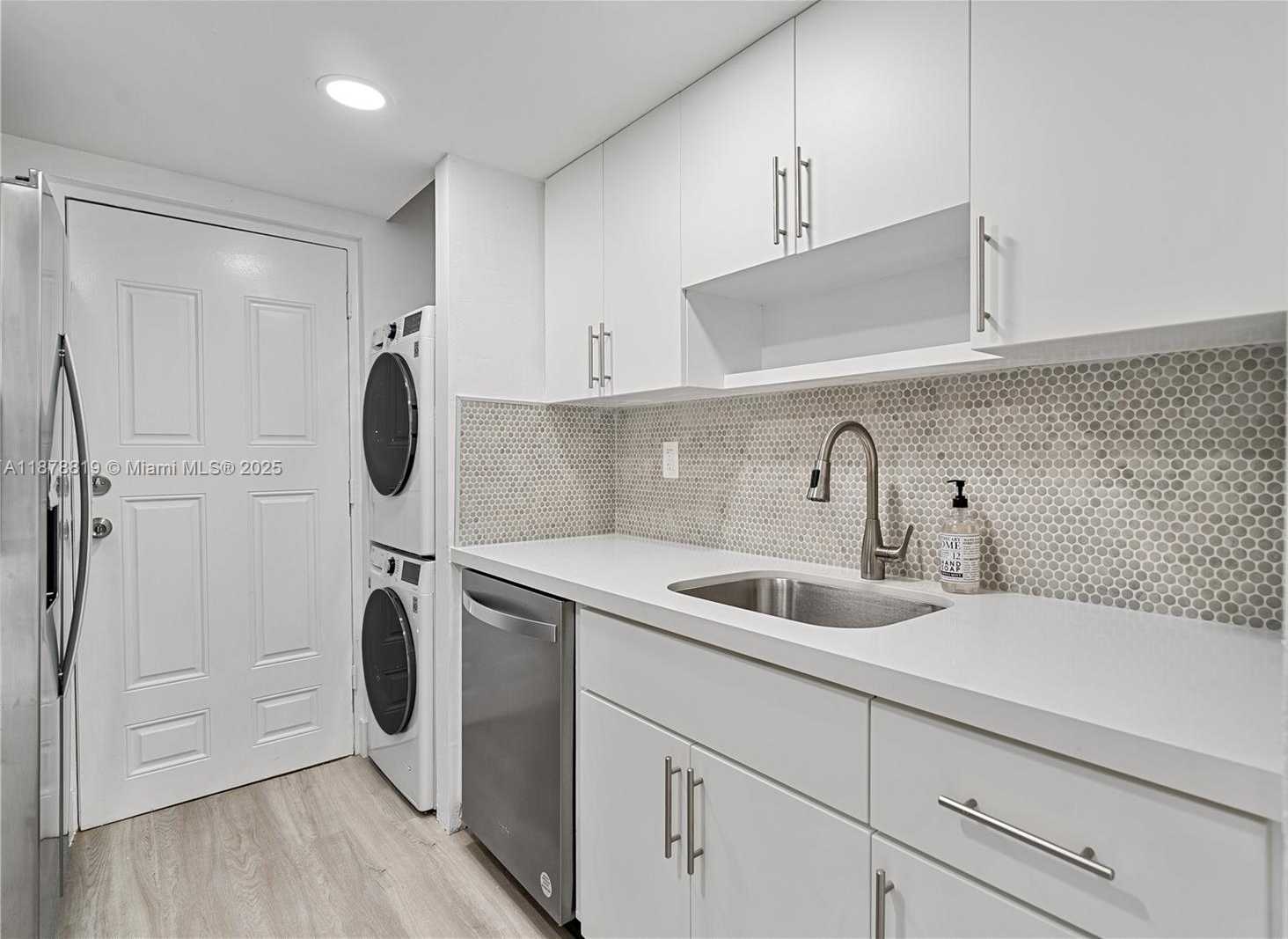 Small Image of 8305 CRESPI BLVD #2D, Miami Beach Number 5