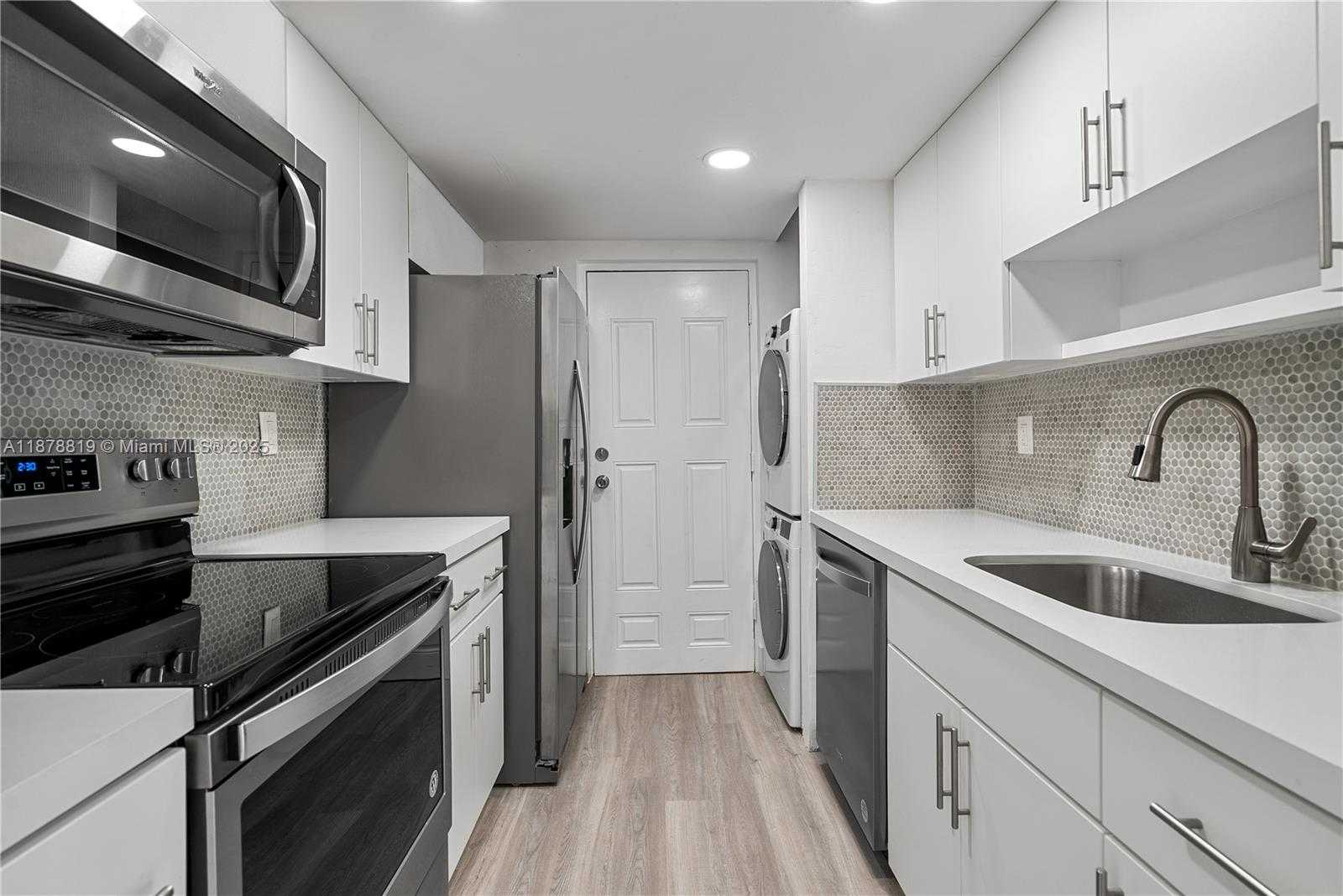 Small Image of 8305 CRESPI BLVD #2D, Miami Beach Number 6