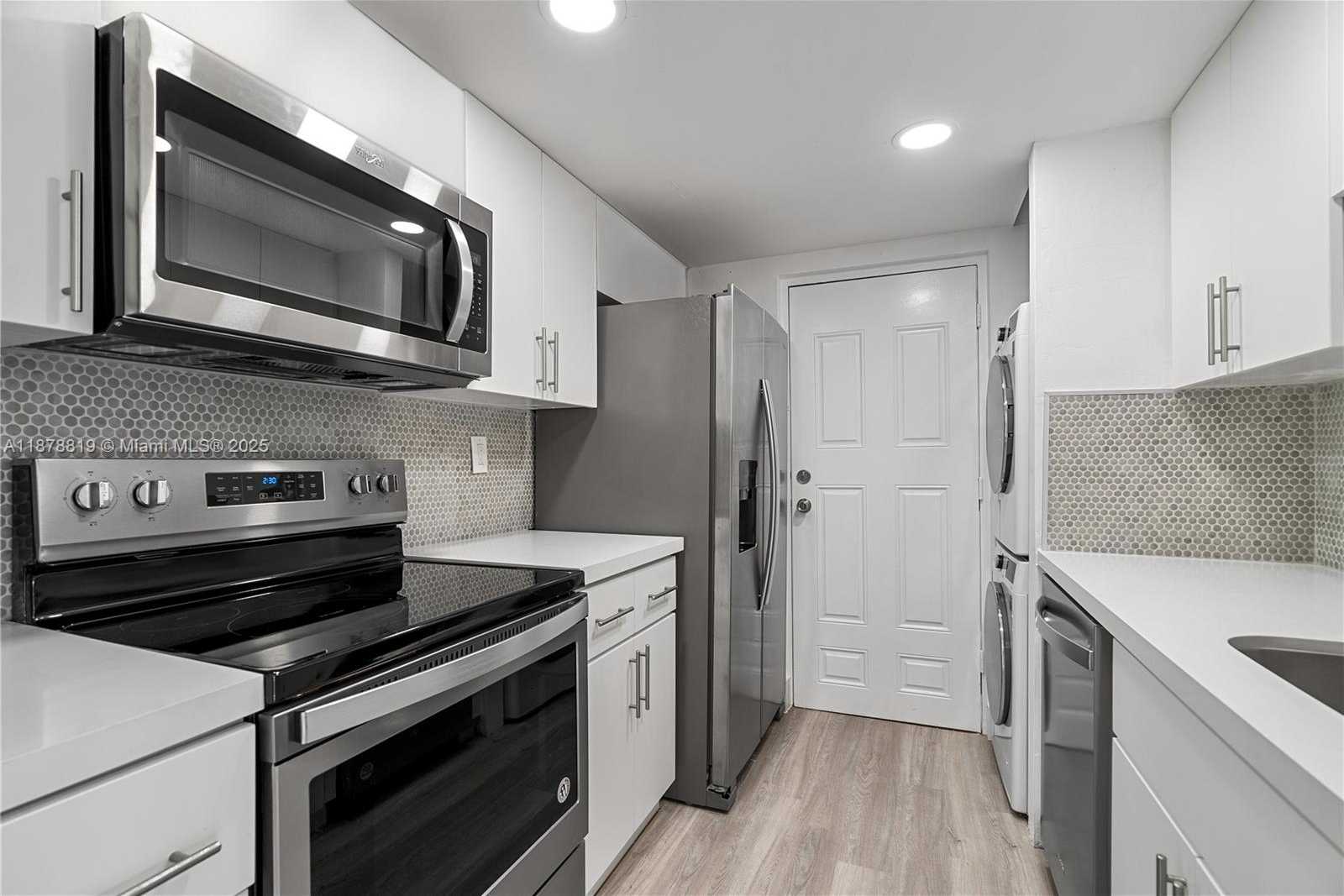 Small Image of 8305 CRESPI BLVD #2D, Miami Beach Number 7