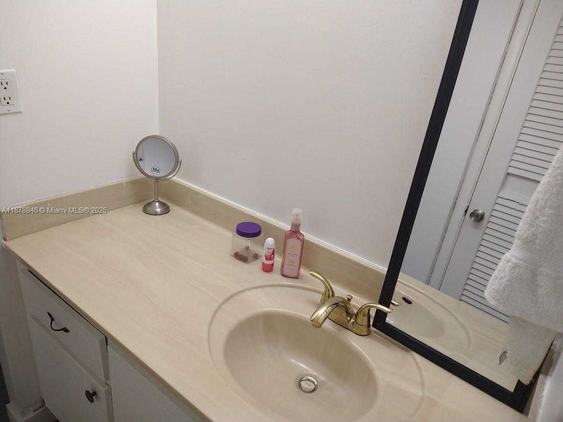 Small Image of 6039 COLLINS AVE #1710, Miami Beach Number 11
