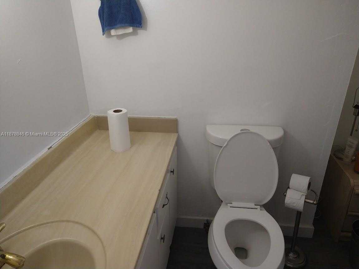 Small Image of 6039 COLLINS AVE #1710, Miami Beach Number 16