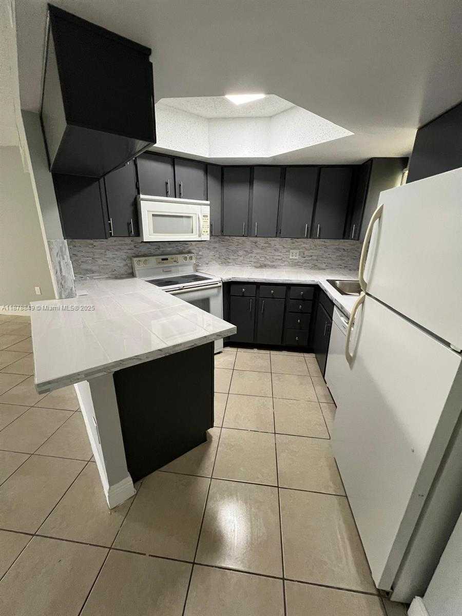Small Image of 8363 LAKE DR #408, Doral Number 3
