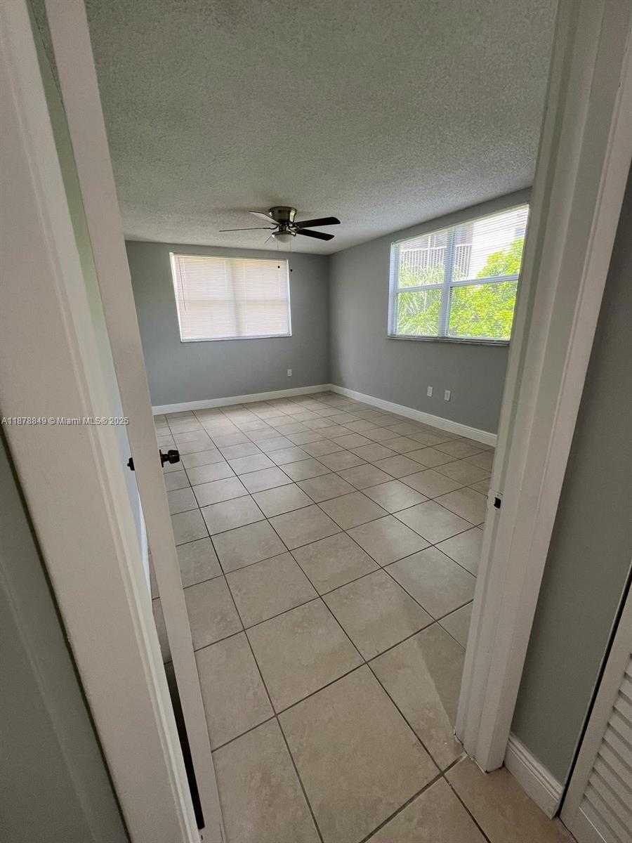 Small Image of 8363 LAKE DR #408, Doral Number 4