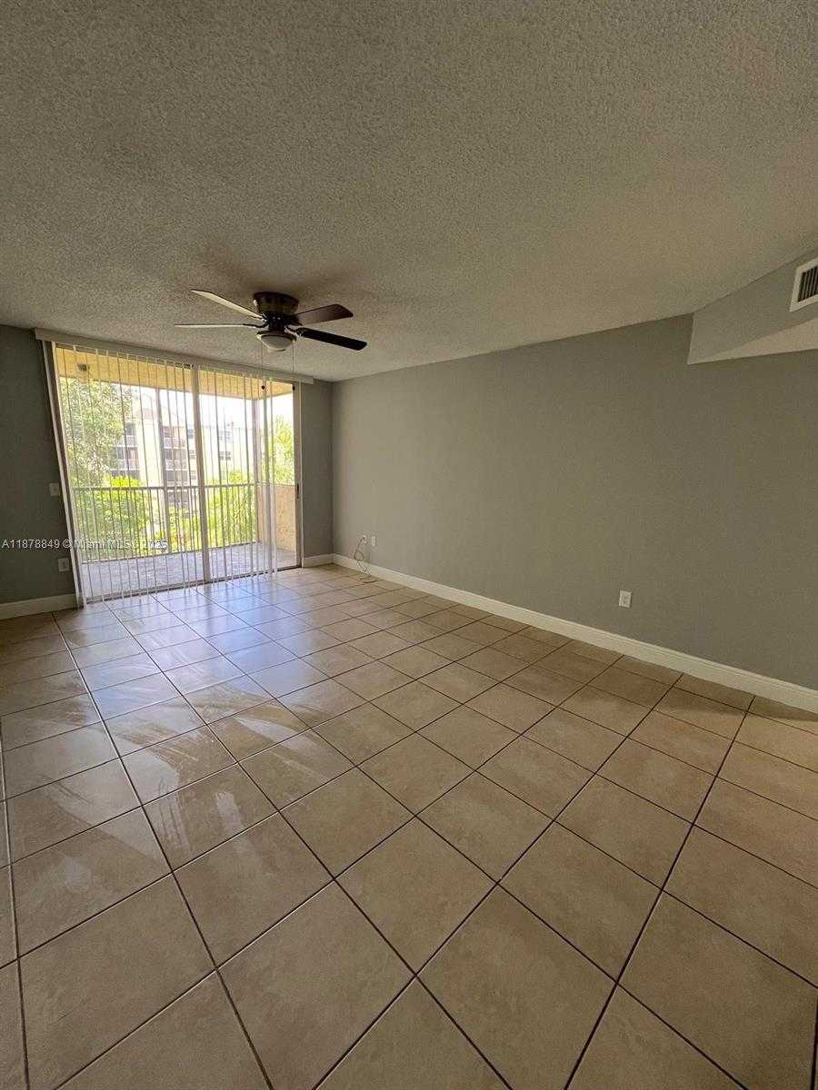 Small Image of 8363 LAKE DR #408, Doral Number 5