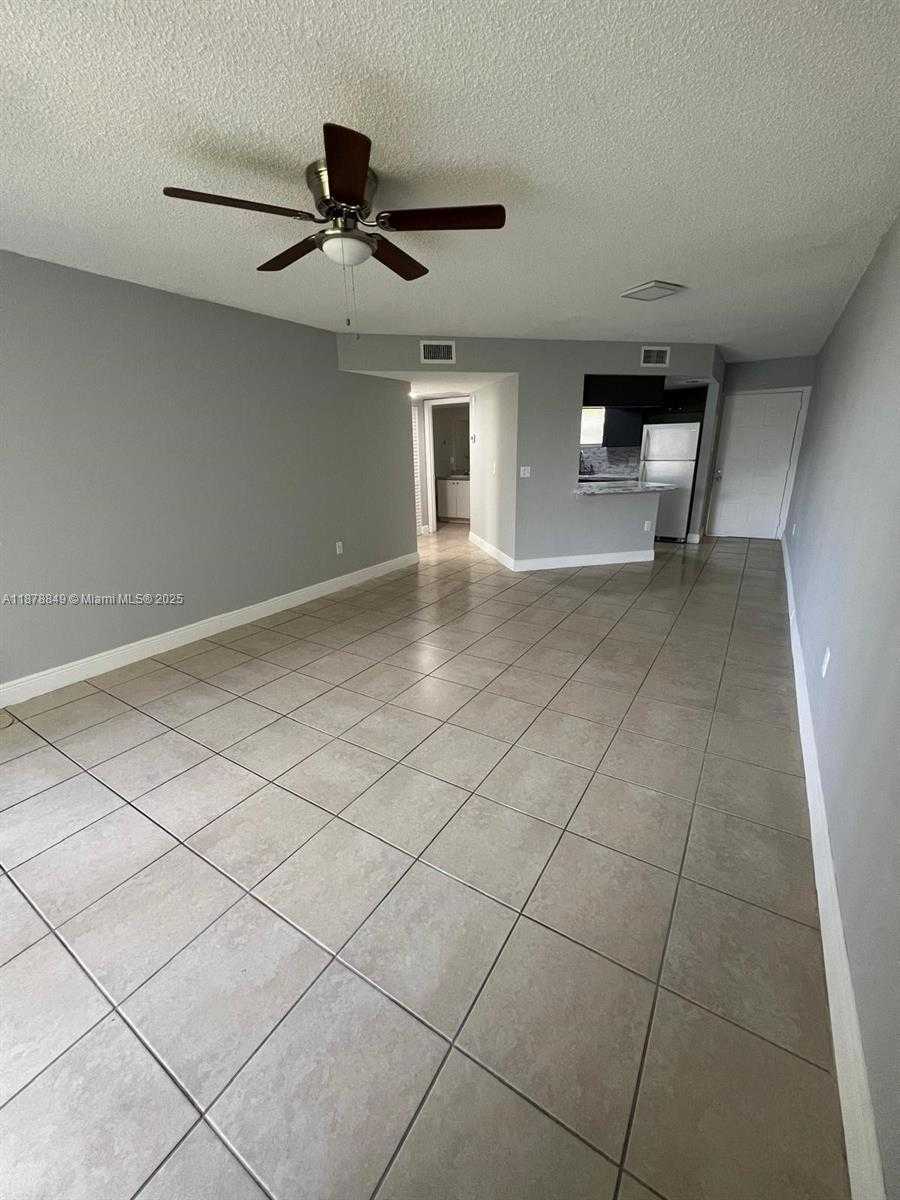 Small Image of 8363 LAKE DR #408, Doral Number 6