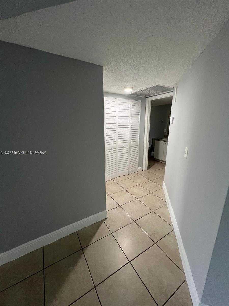 Small Image of 8363 LAKE DR #408, Doral Number 7