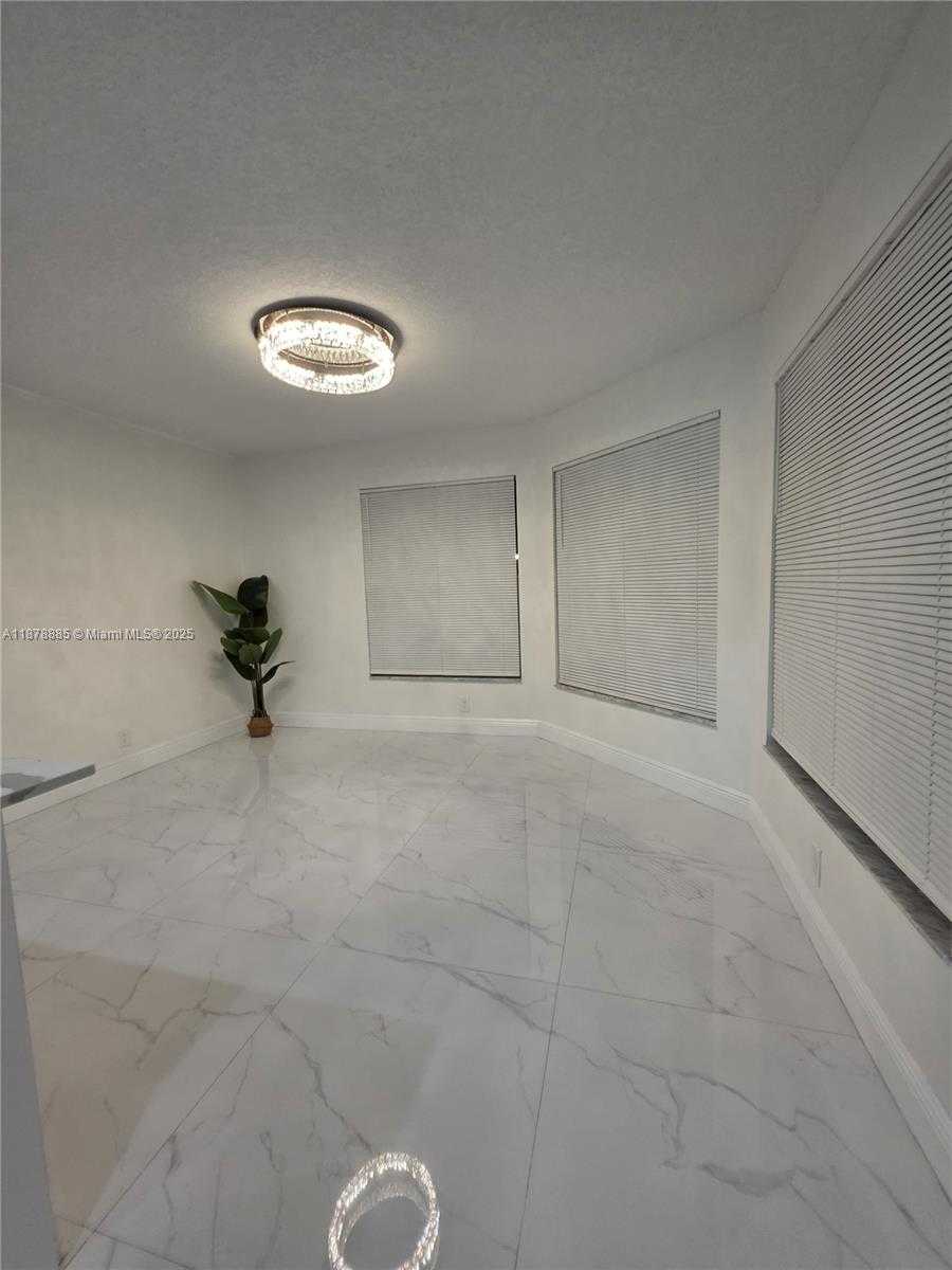 Small Image of 1944 CLASSIC DR, Coral Springs Number 4