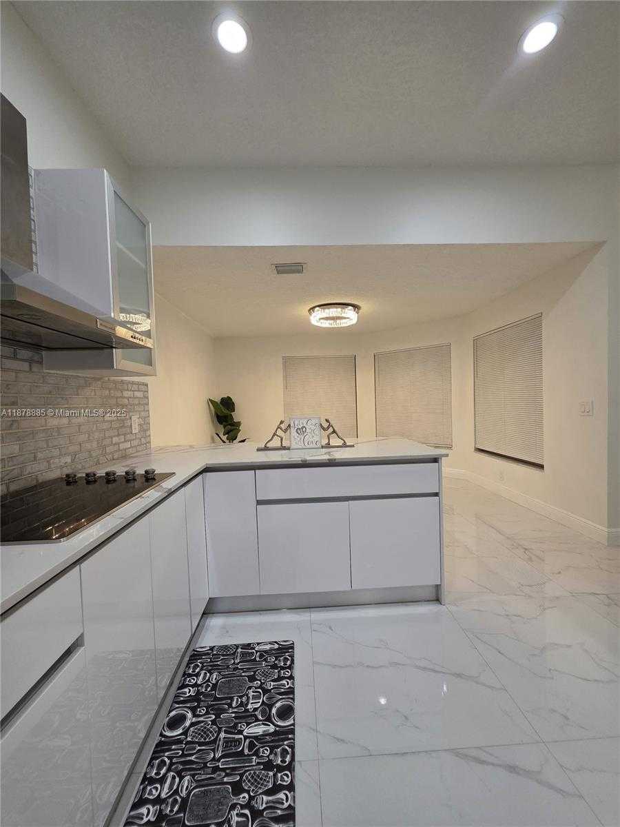 Small Image of 1944 CLASSIC DR, Coral Springs Number 9