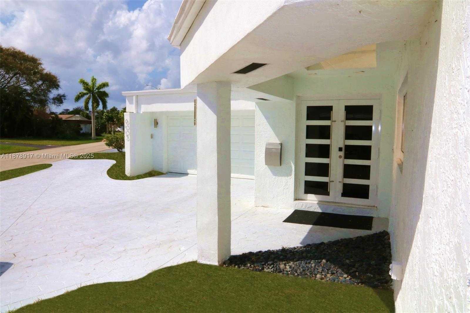 Small Image of 6003 UMBRELLA TREE LN, Tamarac Number 2