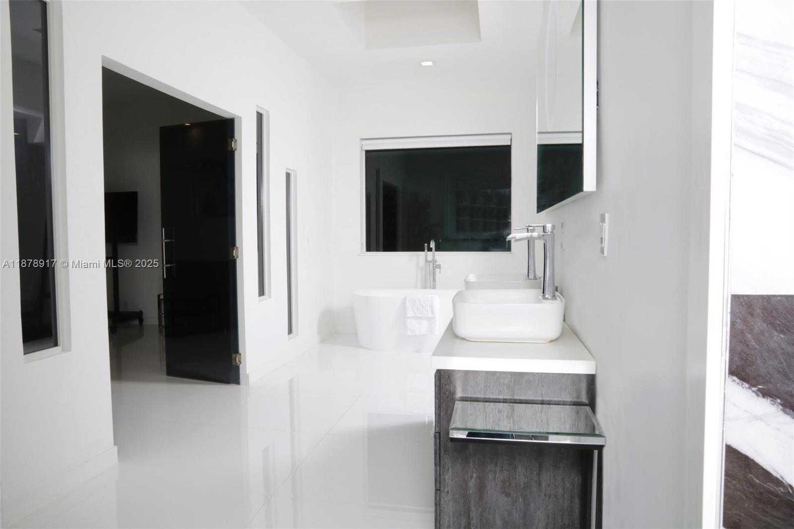 Small Image of 6003 UMBRELLA TREE LN, Tamarac Number 4