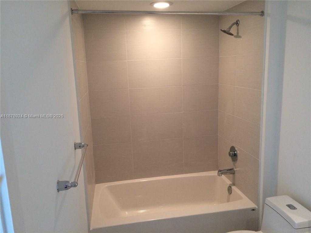 Small Image of 4250 BISCAYNE BLVD #915, Miami Number 14