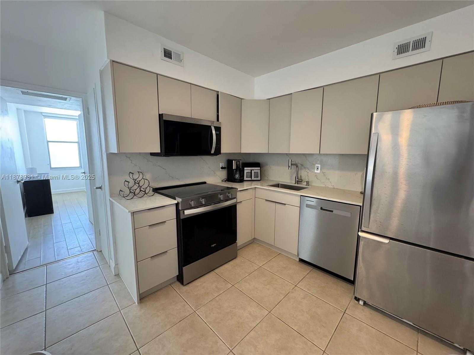 Small Image of 5161 COLLINS AVE #1717, Miami Beach Number 13