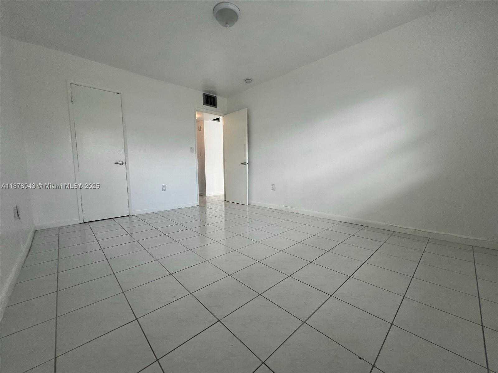 Small Image of 325 OCEAN DR #506, Miami Beach Number 12