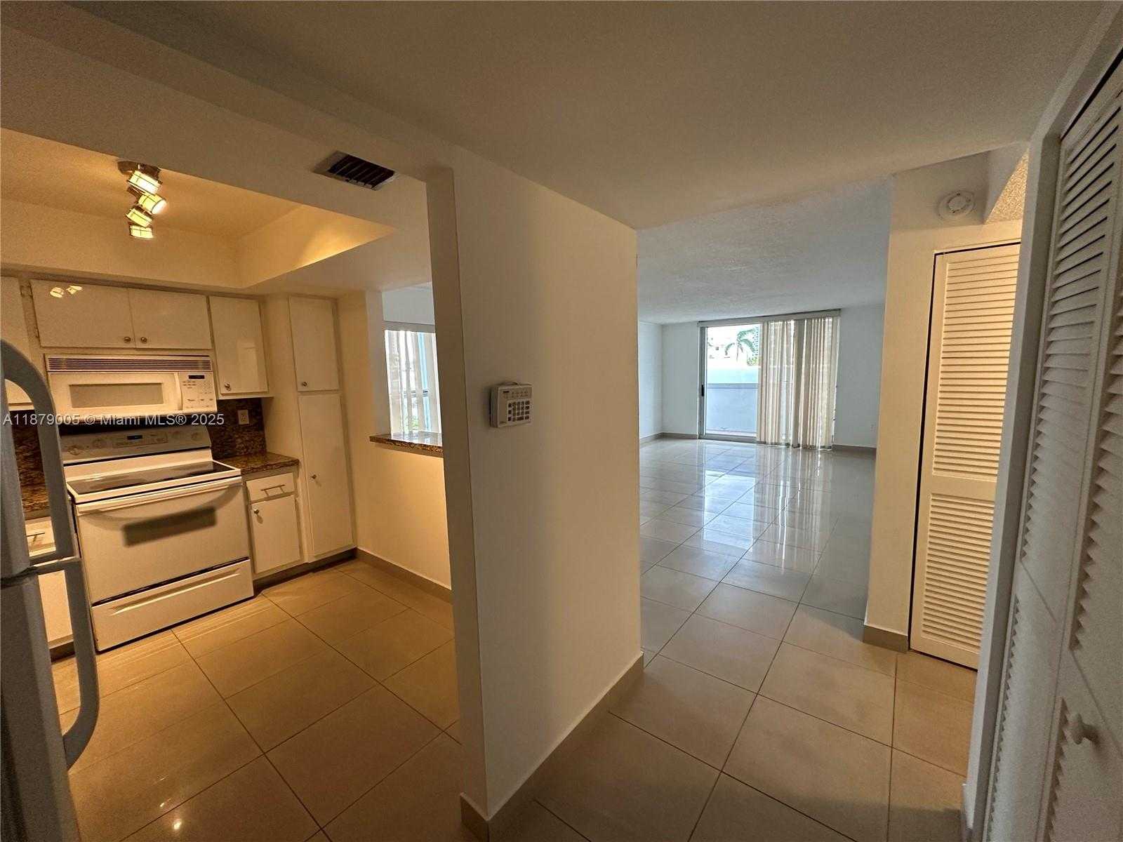 Small Image of 7118 BONITA DR #305, Miami Beach Number 3