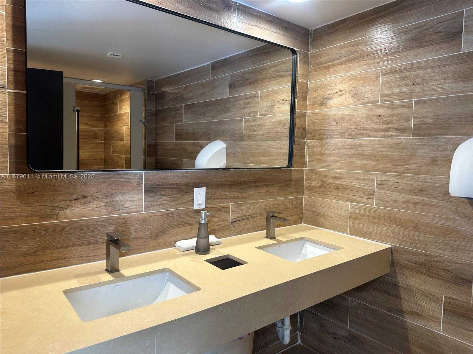 Small Image of 5415 COLLINS AVE #302A, Miami Beach Number 18