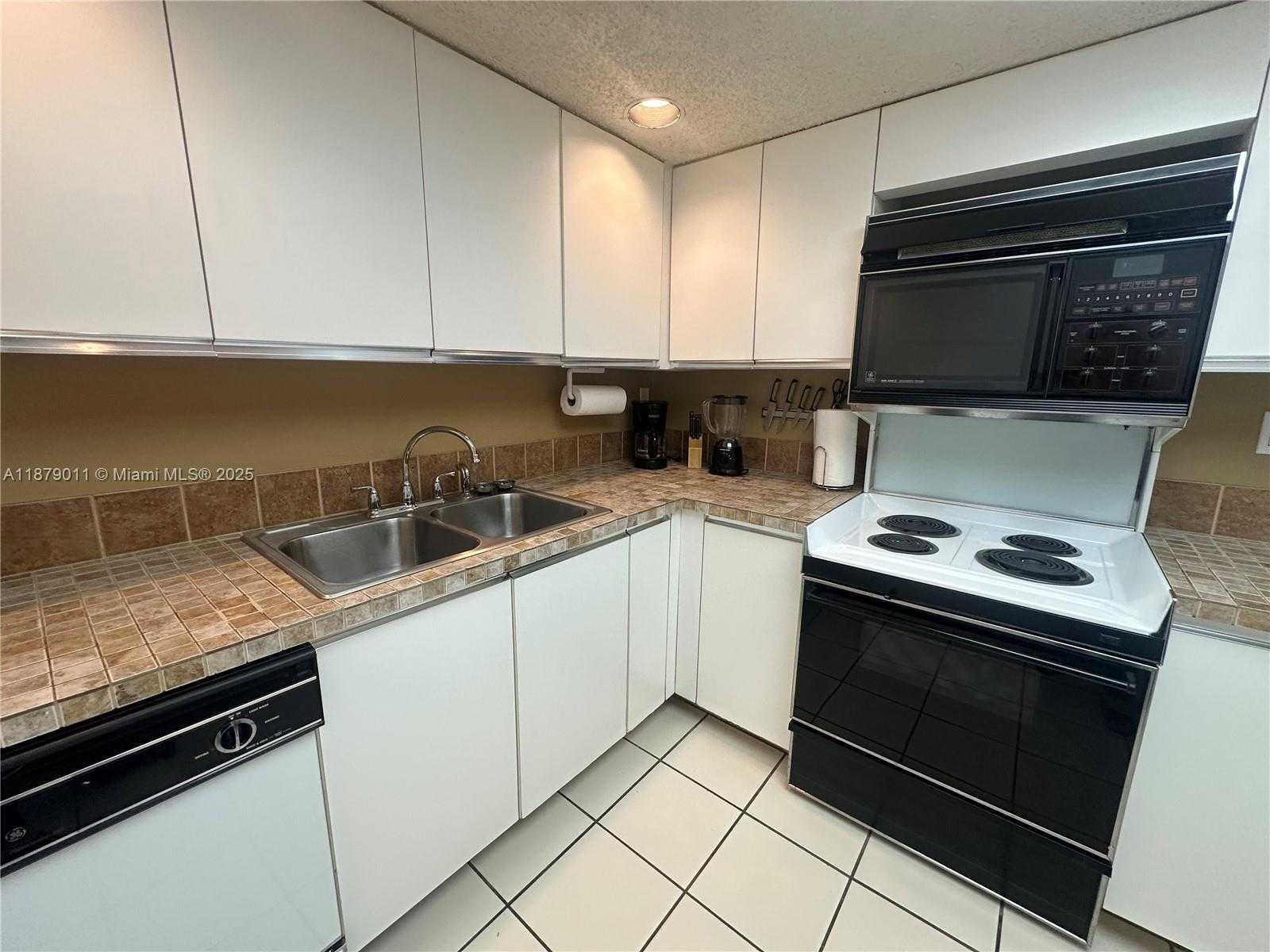 Small Image of 5415 COLLINS AVE #302A, Miami Beach Number 8