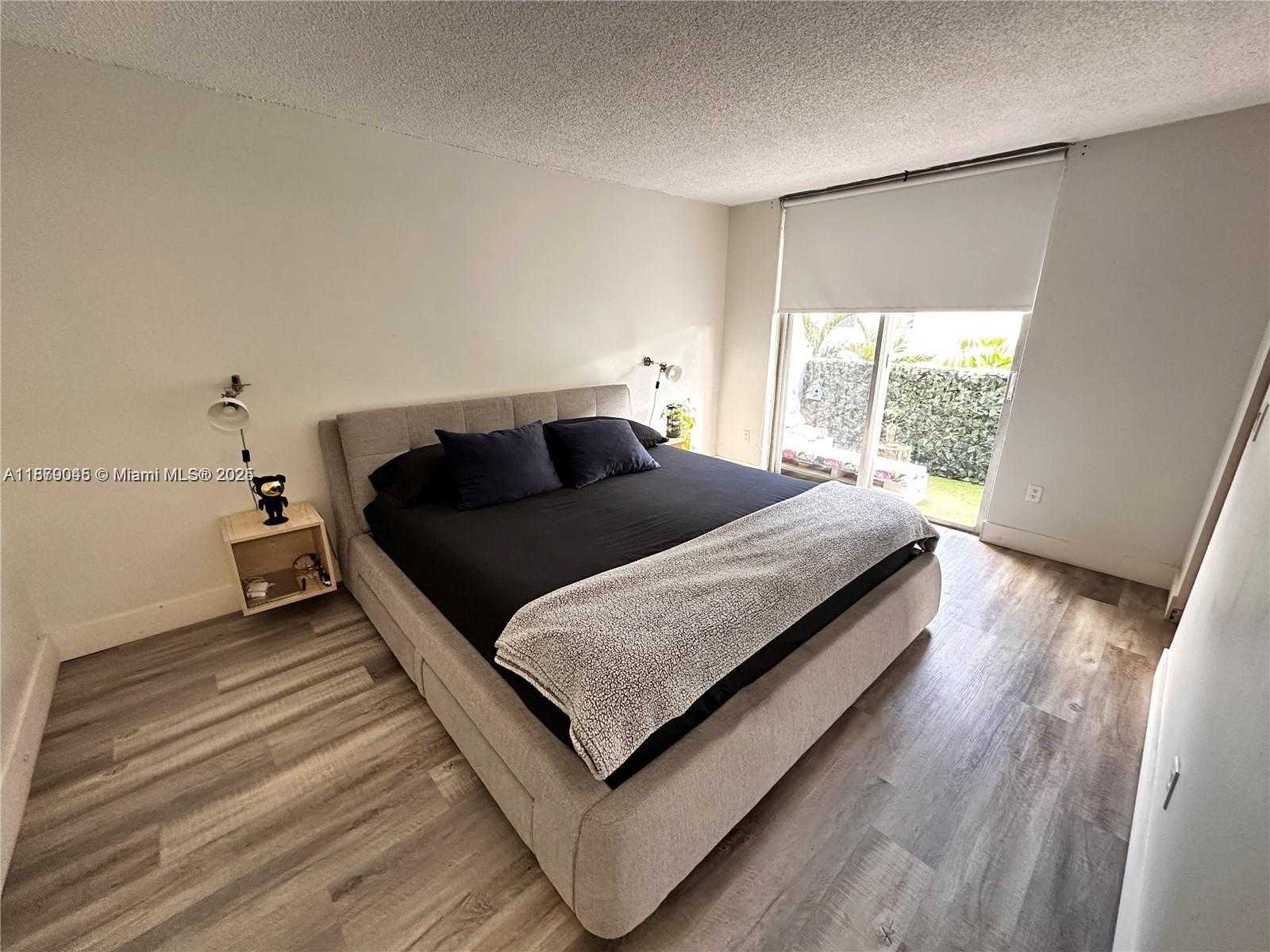 Small Image of 1801 SOUTH TREASURE DR #404, North Bay Village Number 4