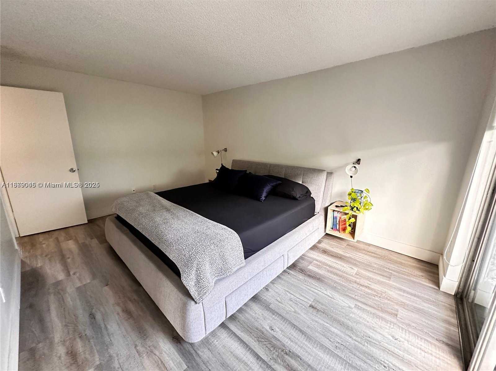 Small Image of 1801 SOUTH TREASURE DR #404, North Bay Village Number 5