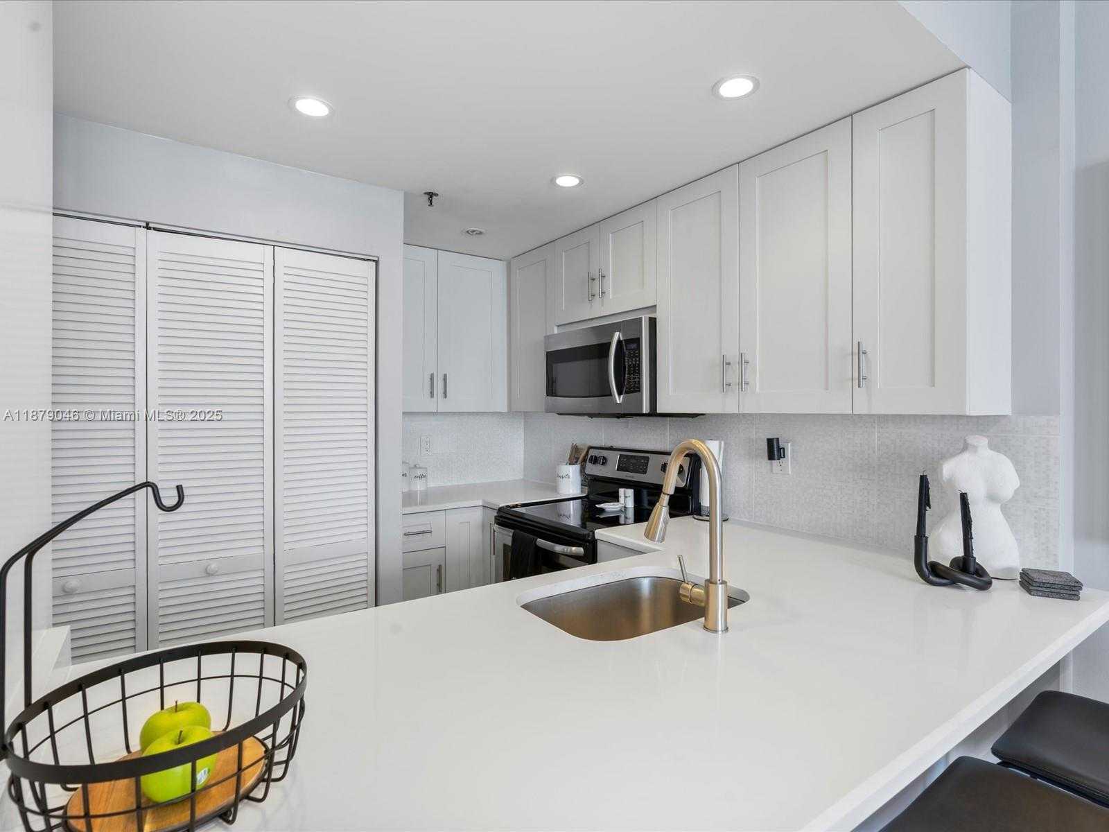 Small Image of 540 BRICKELL KEY DR #1702, Miami Number 11