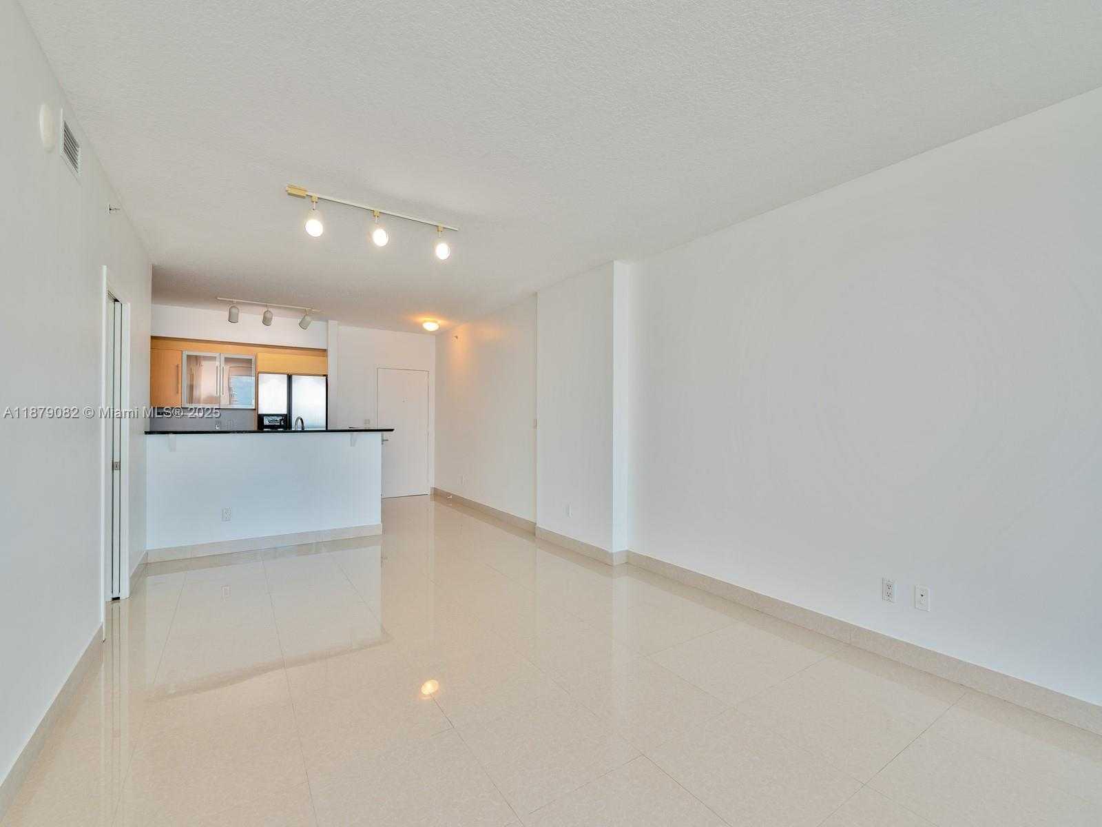 Small Image of 325 Biscayne Blvd, Miami, FL 33131, USA Number 10