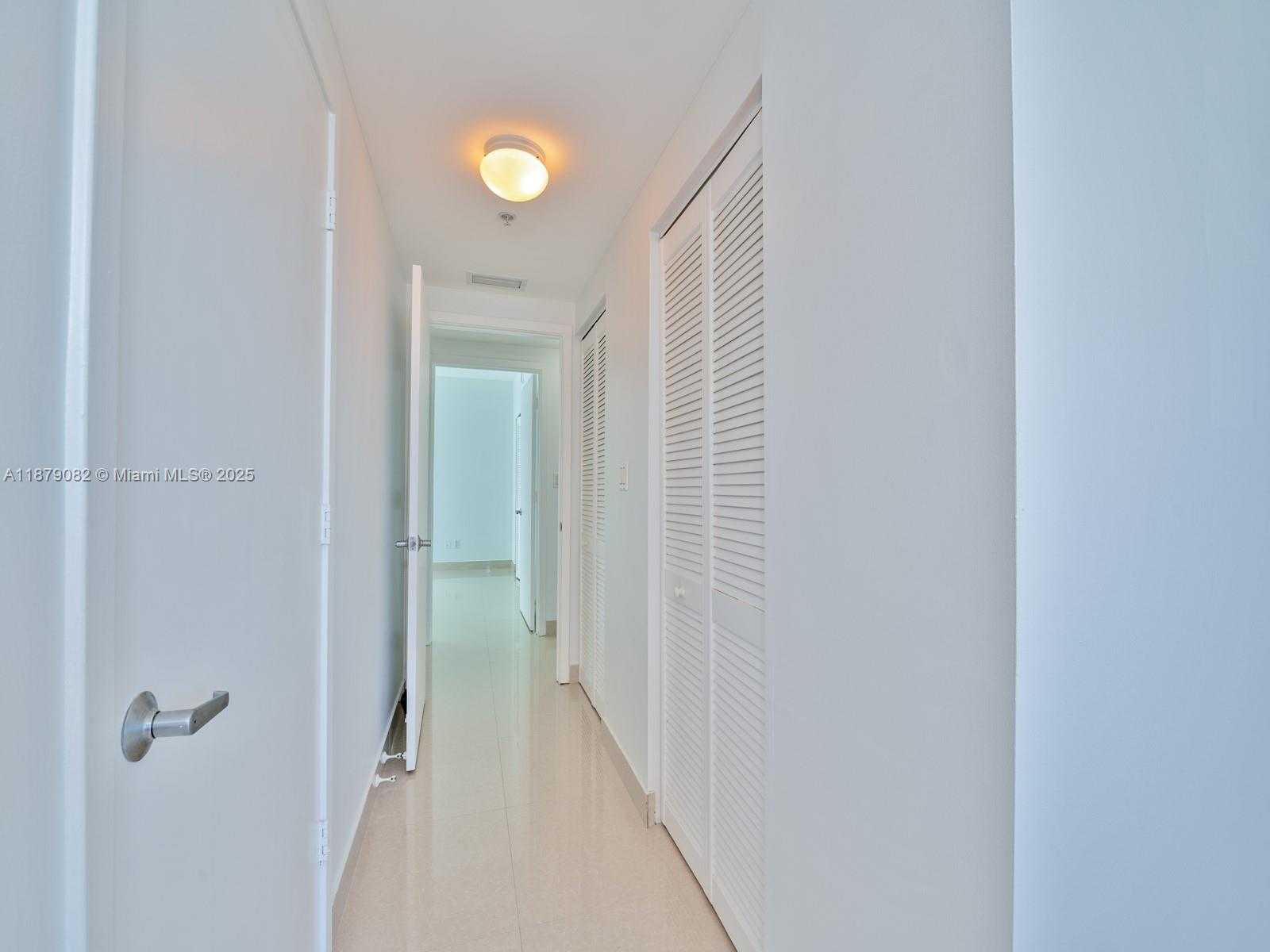 Small Image of 325 Biscayne Blvd, Miami, FL 33131, USA Number 13