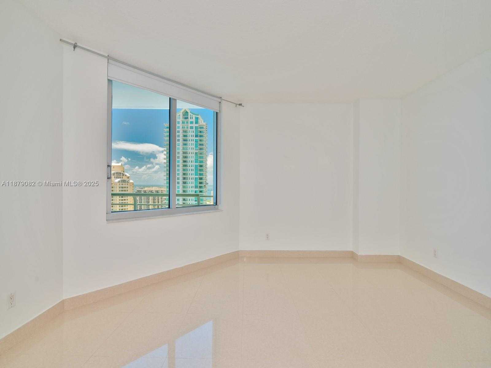 Small Image of 325 Biscayne Blvd, Miami, FL 33131, USA Number 14