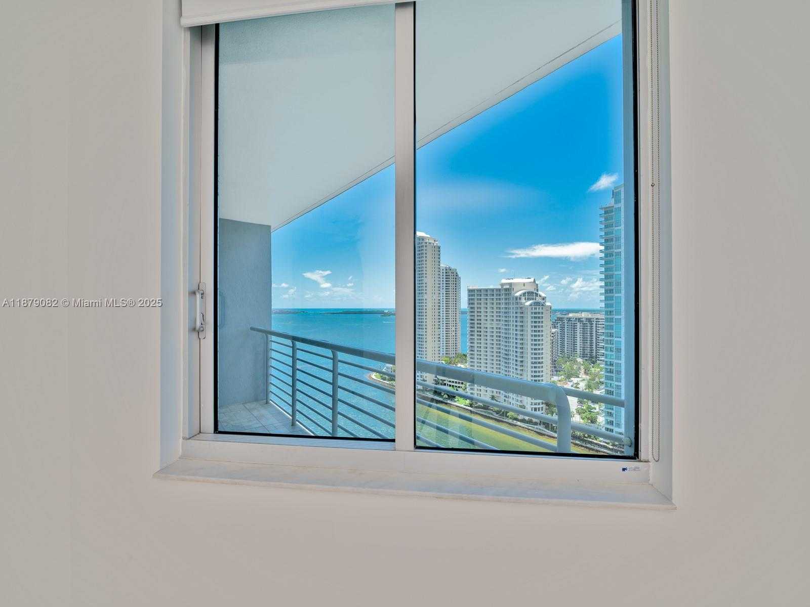 Small Image of 325 Biscayne Blvd, Miami, FL 33131, USA Number 16