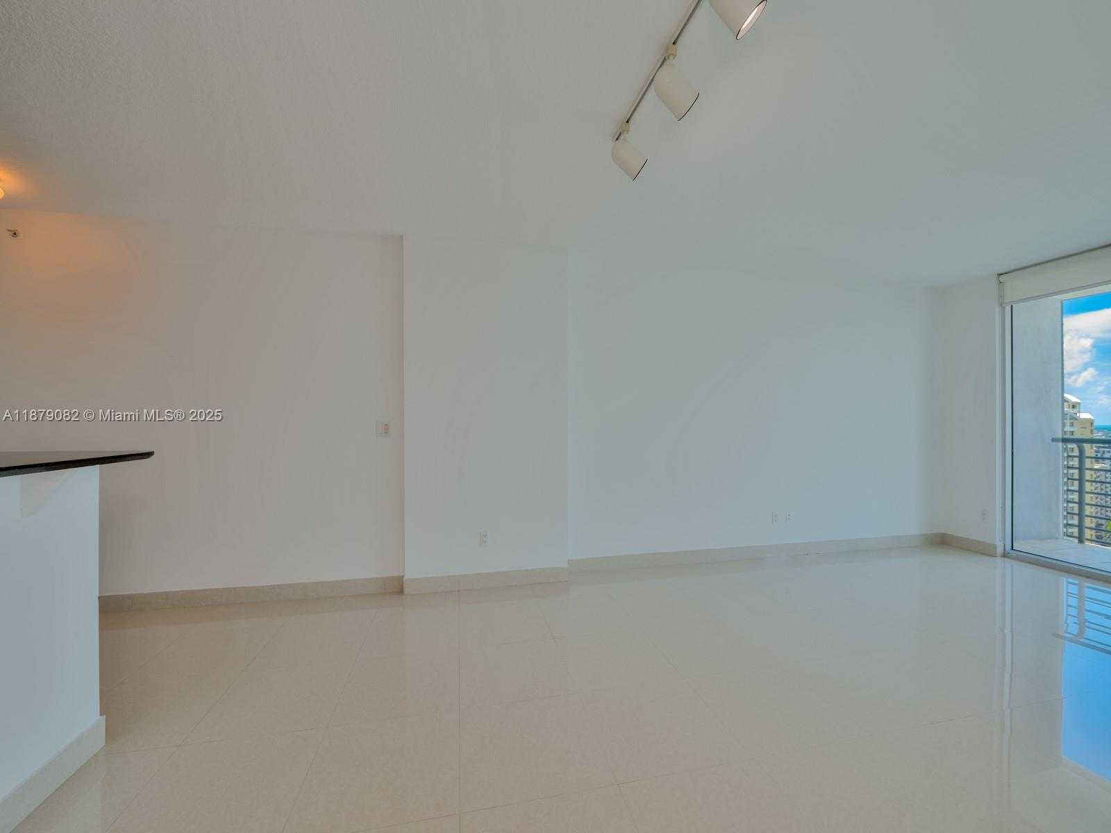 Small Image of 325 Biscayne Blvd, Miami, FL 33131, USA Number 18