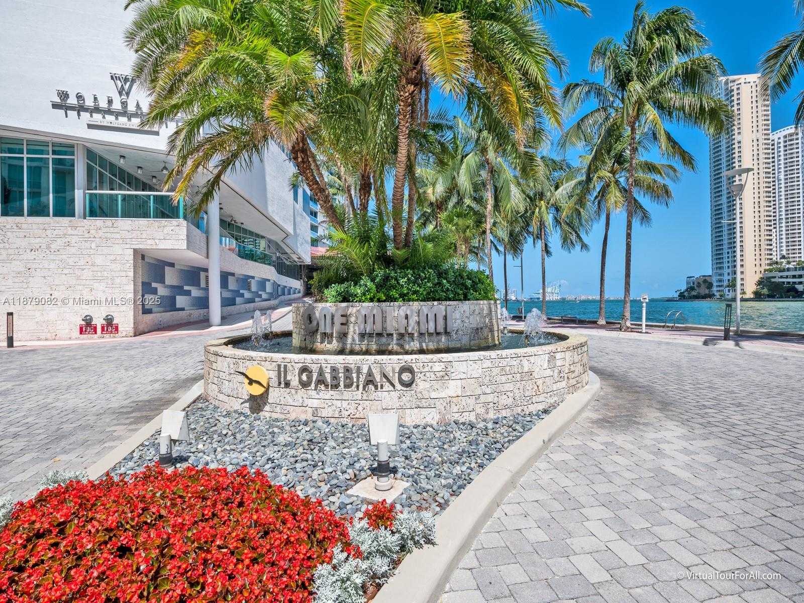 Small Image of 325 Biscayne Blvd, Miami, FL 33131, USA Number 2