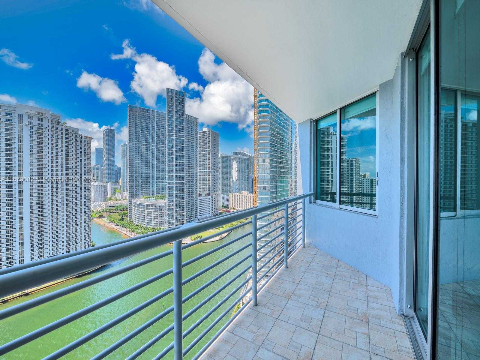 Small Image of 325 Biscayne Blvd, Miami, FL 33131, USA Number 24