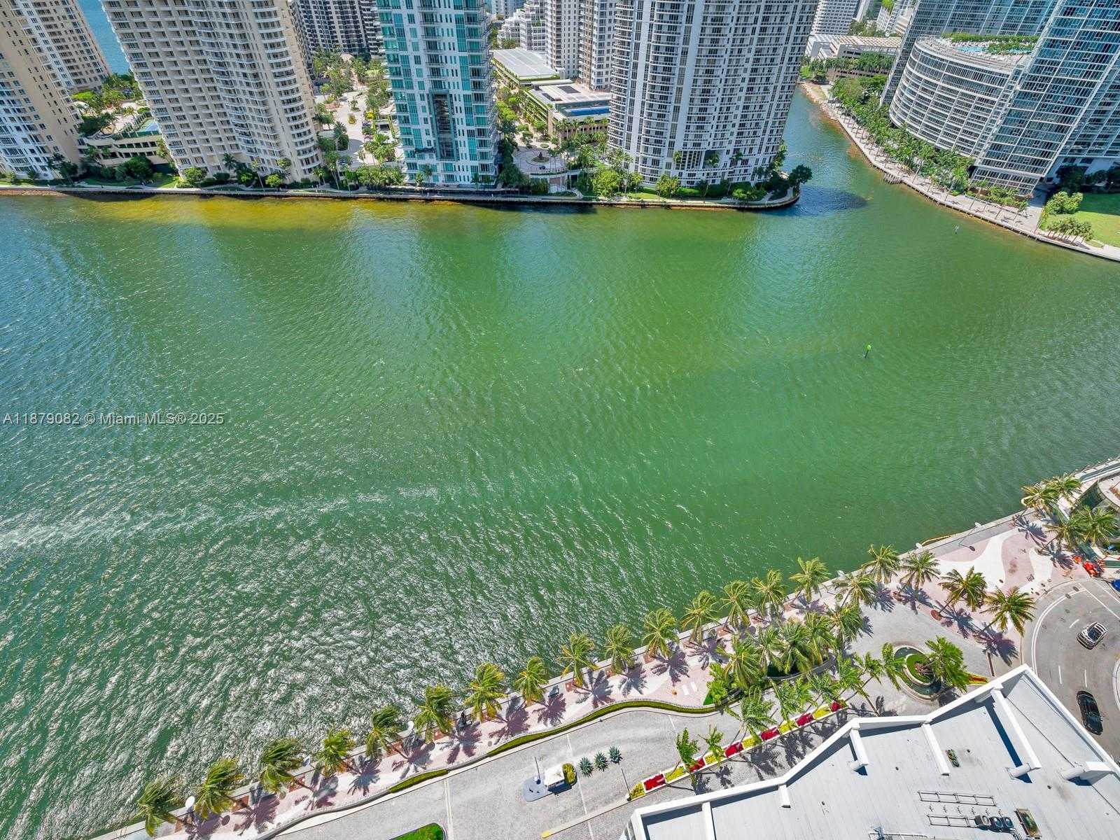 Small Image of 325 Biscayne Blvd, Miami, FL 33131, USA Number 25