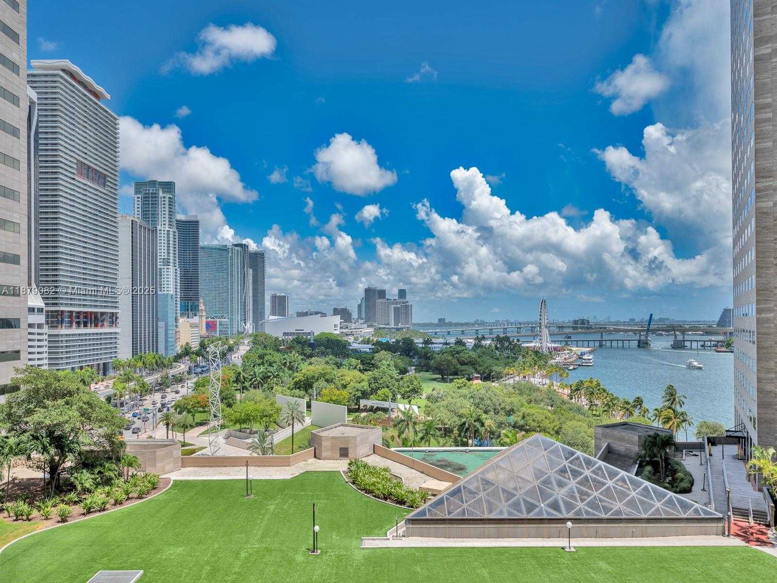 Small Image of 325 Biscayne Blvd, Miami, FL 33131, USA Number 27