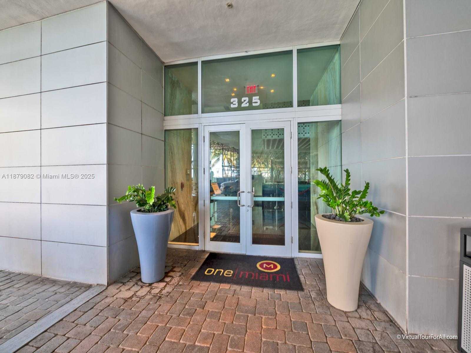 Small Image of 325 Biscayne Blvd, Miami, FL 33131, USA Number 3