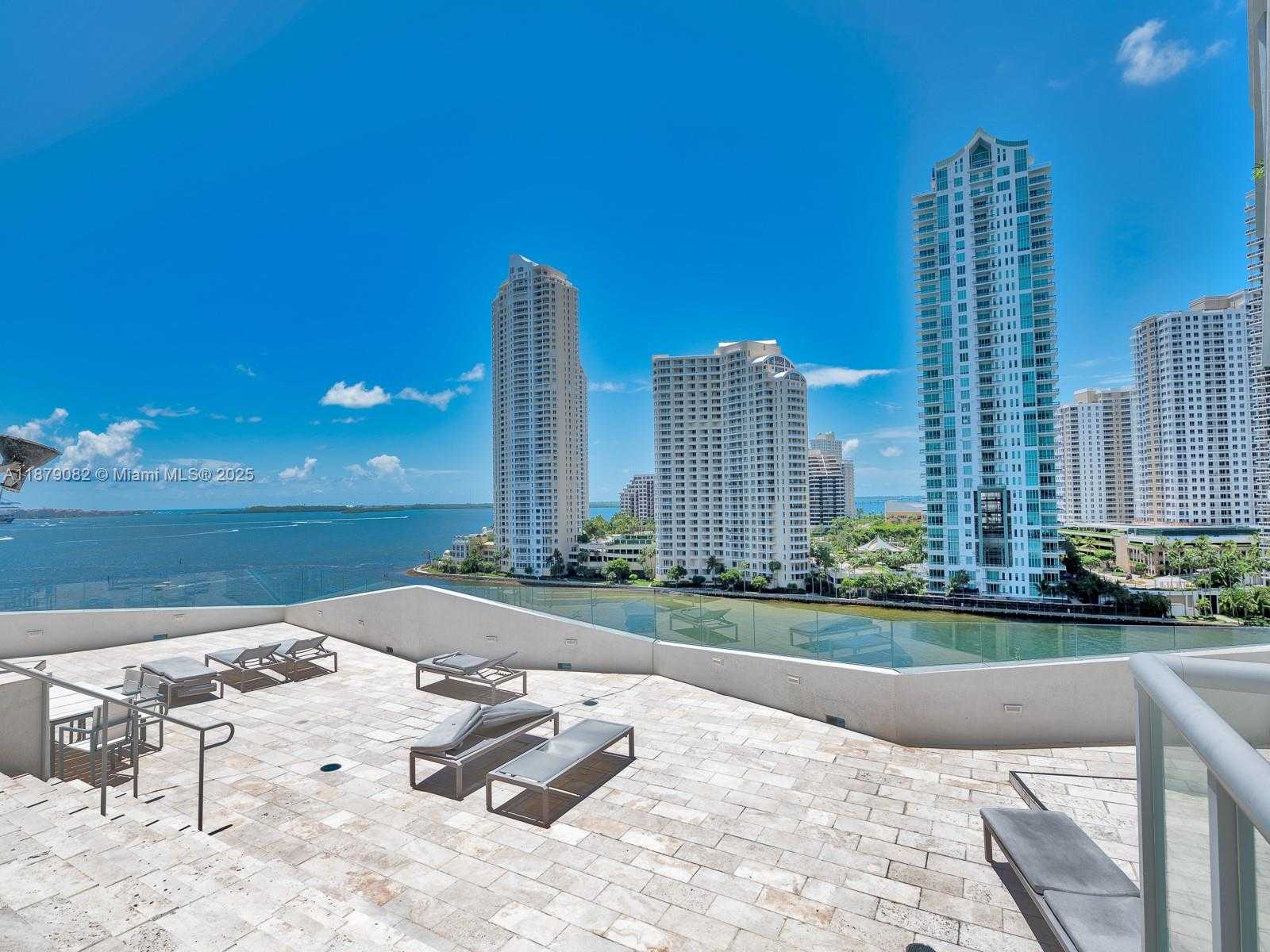Small Image of 325 Biscayne Blvd, Miami, FL 33131, USA Number 32