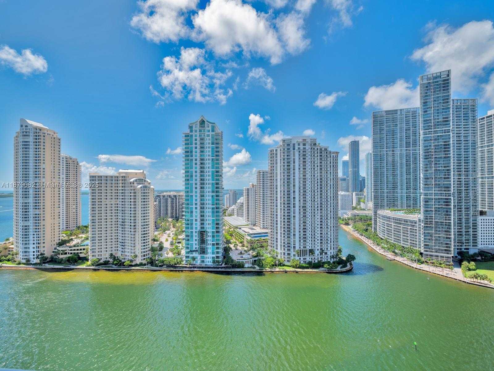 Small Image of 325 Biscayne Blvd, Miami, FL 33131, USA Number 5