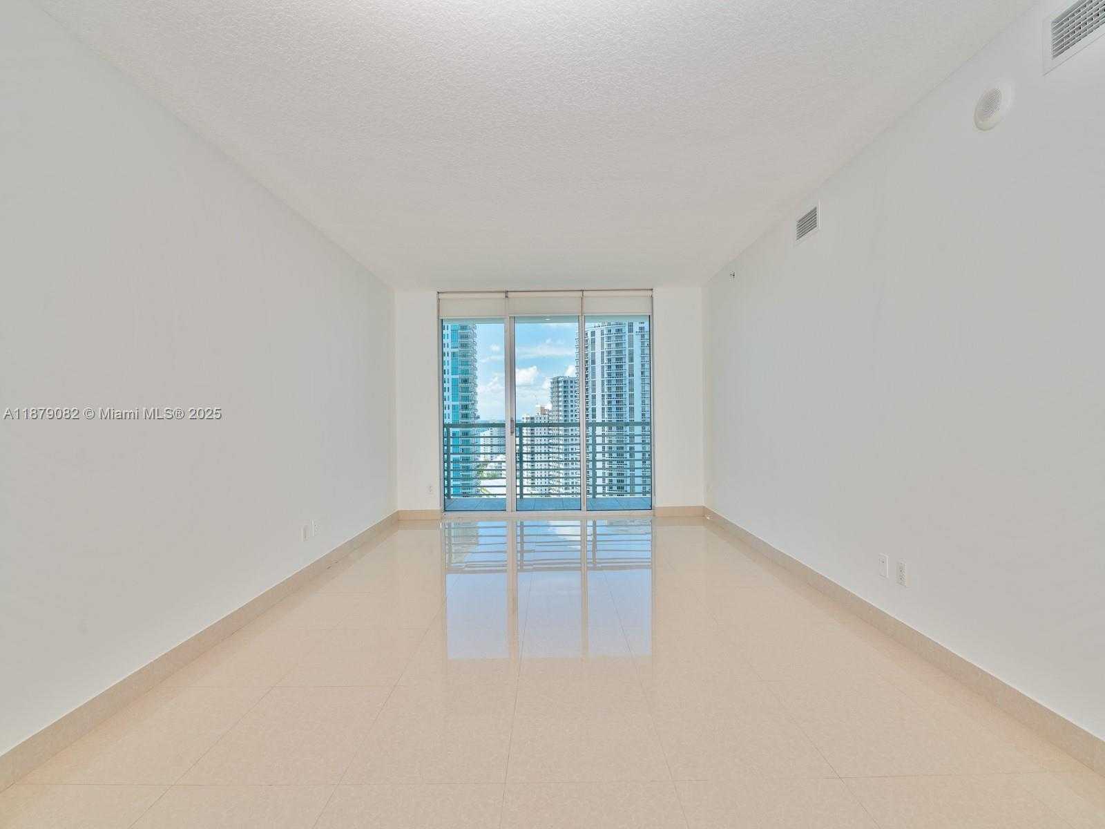 Small Image of 325 Biscayne Blvd, Miami, FL 33131, USA Number 6