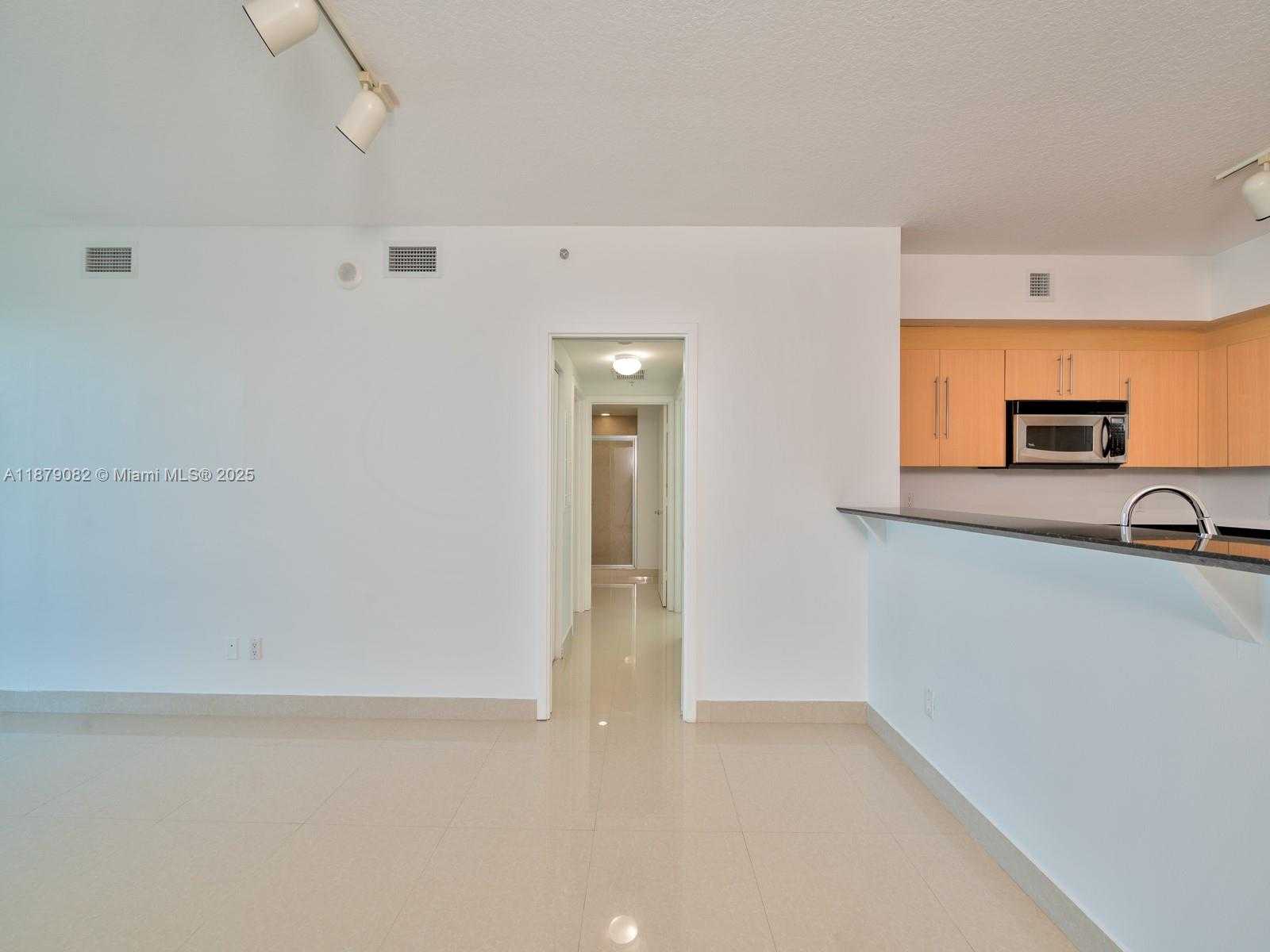 Small Image of 325 Biscayne Blvd, Miami, FL 33131, USA Number 8