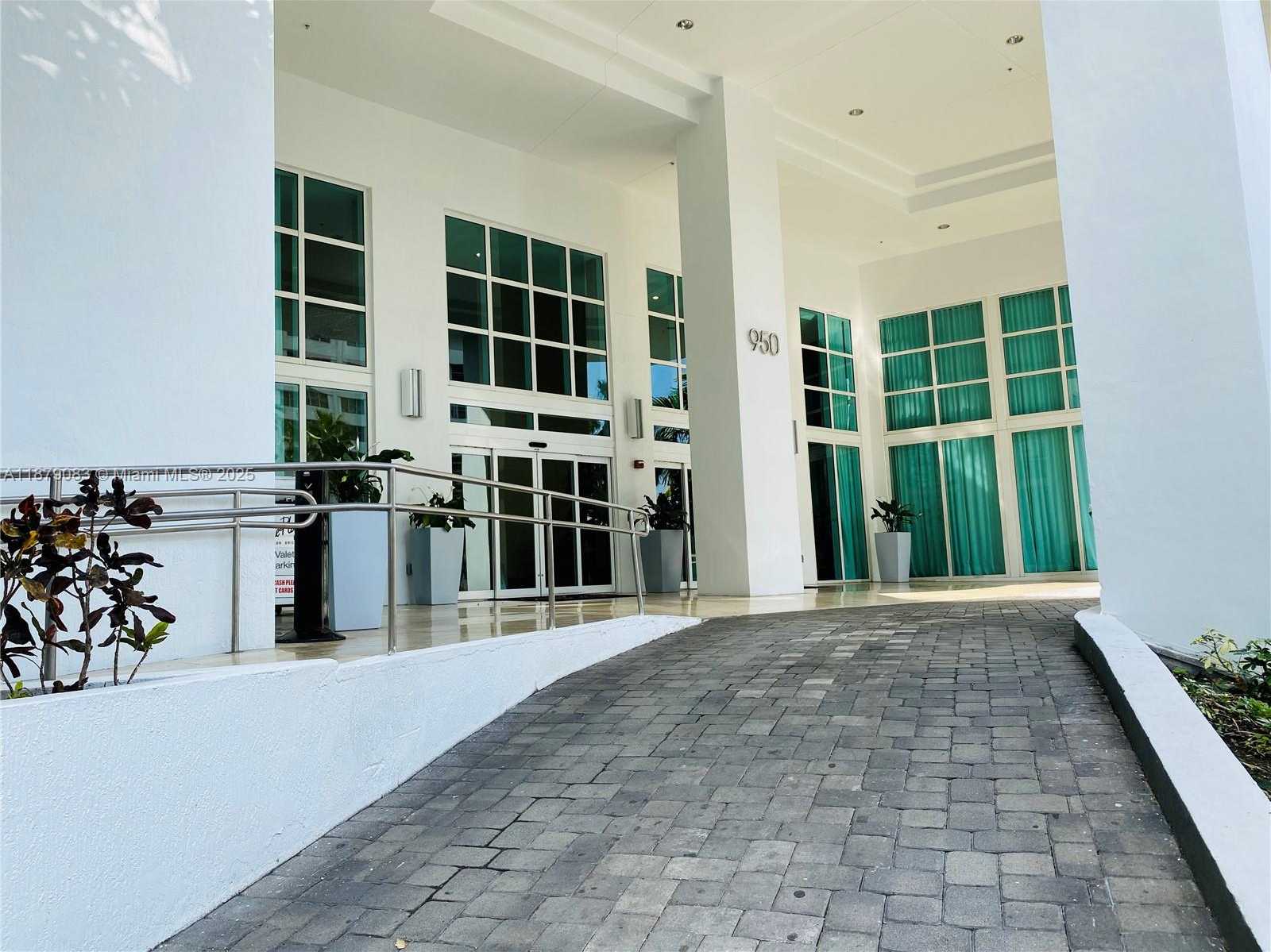 Small Image of 950 BRICKELL BAY DR #3902, Miami Number 17
