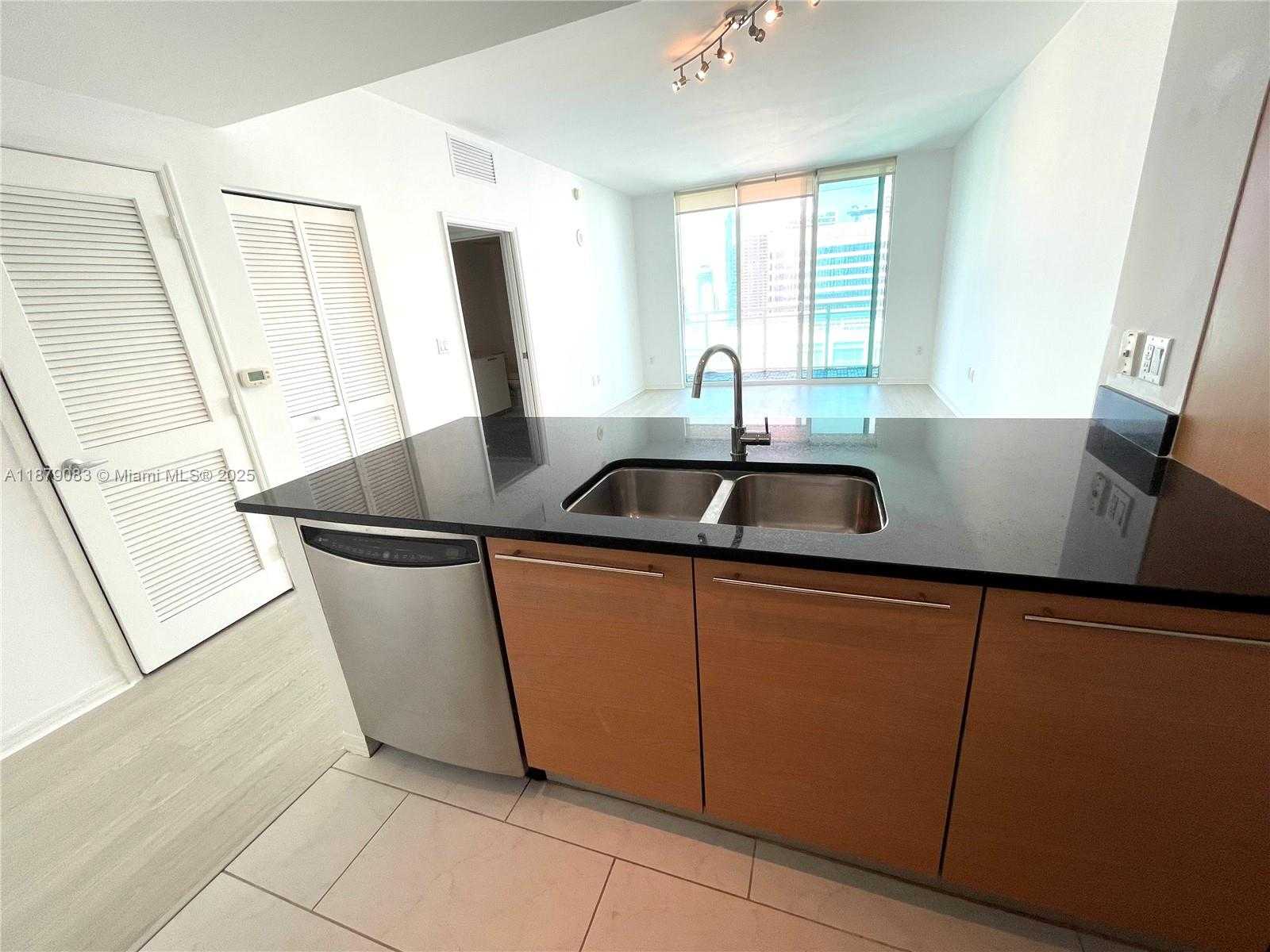 Small Image of 950 BRICKELL BAY DR #3902, Miami Number 2