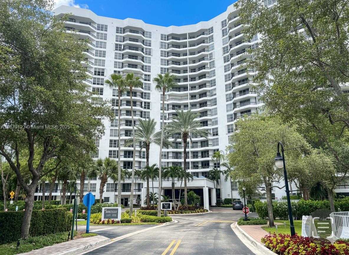 Small Image of 3600 MYSTIC POINTE DR #604, Aventura Number 2