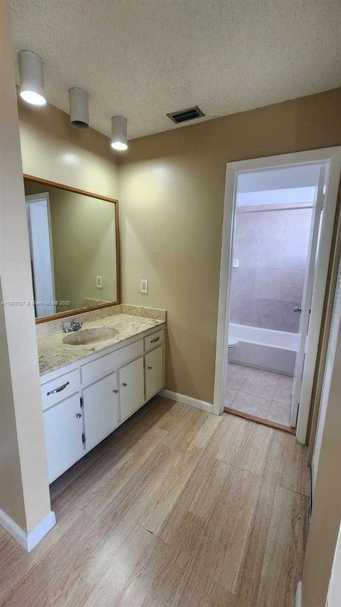 Small Image of 6334 NORTH WEST 170TH LN, Hialeah Number 10