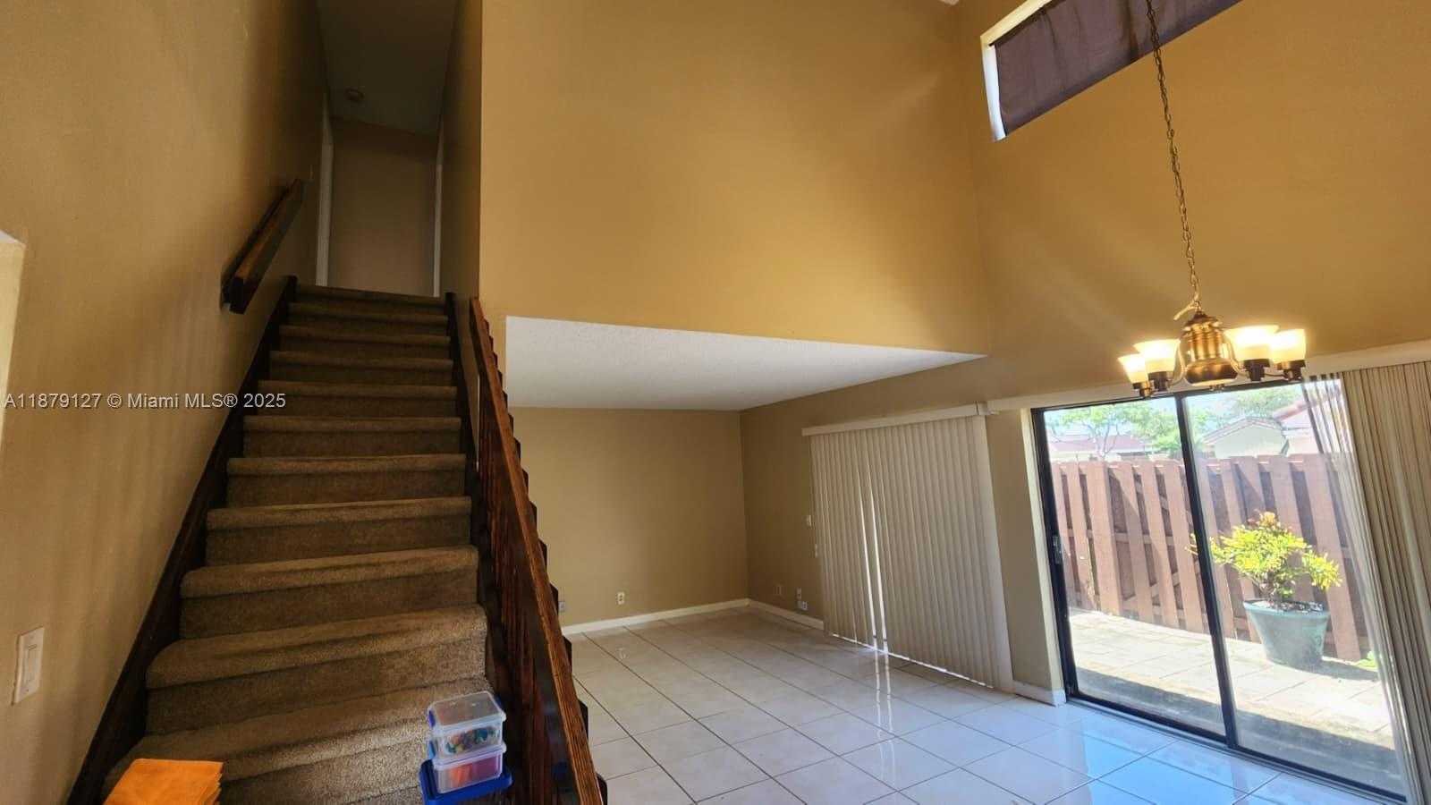 Small Image of 6334 NORTH WEST 170TH LN, Hialeah Number 2