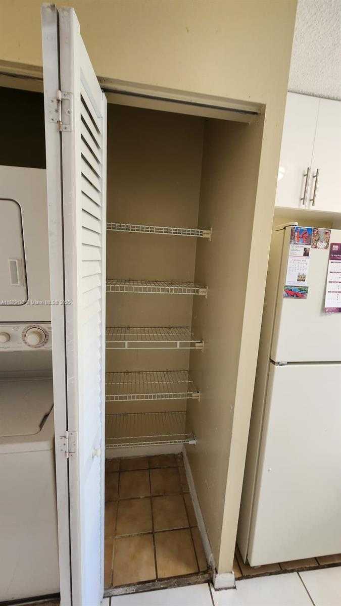 Small Image of 6334 NORTH WEST 170TH LN, Hialeah Number 3