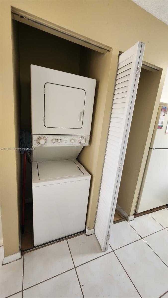 Small Image of 6334 NORTH WEST 170TH LN, Hialeah Number 4