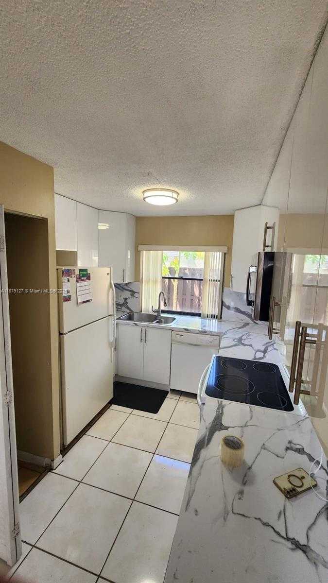 Small Image of 6334 NORTH WEST 170TH LN, Hialeah Number 5