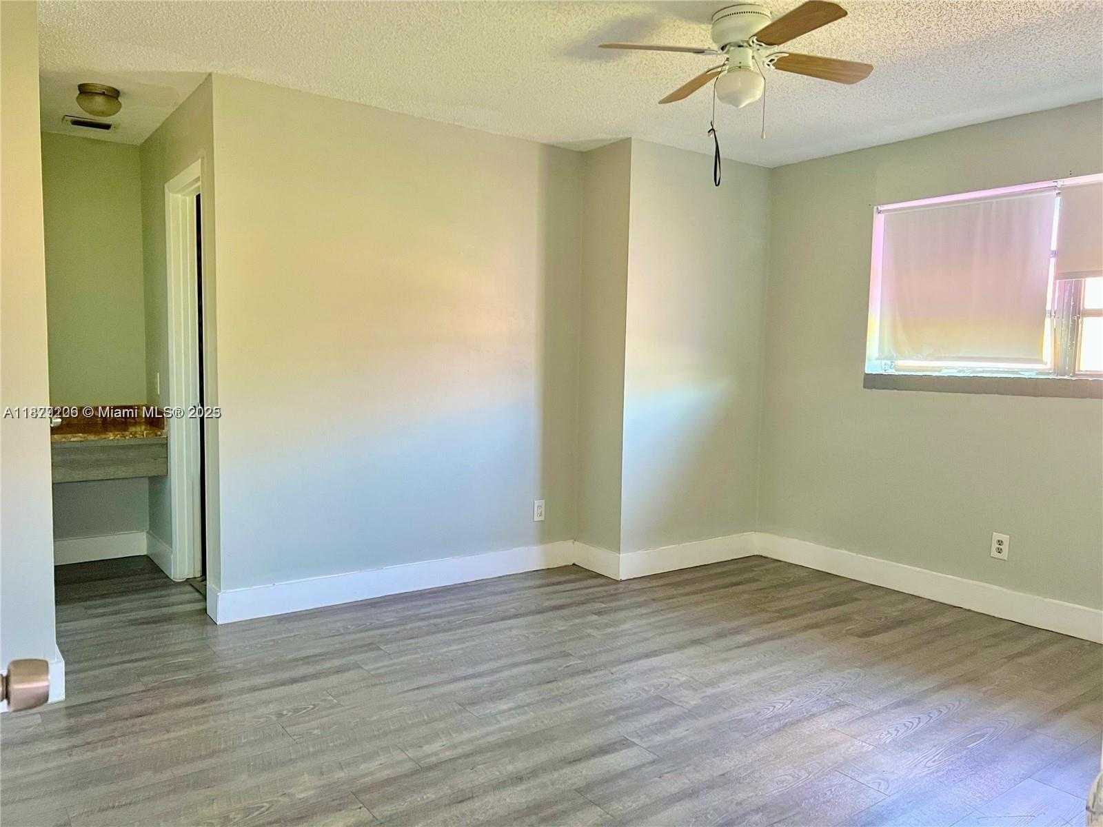 Small Image of 6137 PIERCE ST, Hollywood Number 8