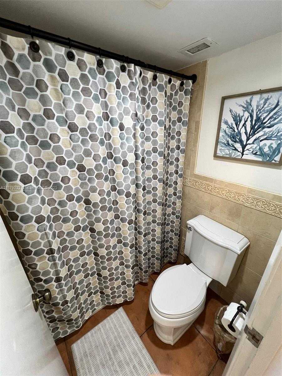 Small Image of 300 BAYVIEW DR #1203, Sunny Isles Beach Number 11
